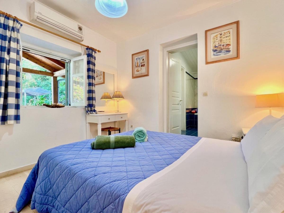 Beachfront House By Dadovillas Villa
