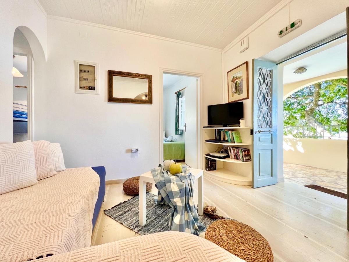 Beachfront House By Dadovillas Apraos